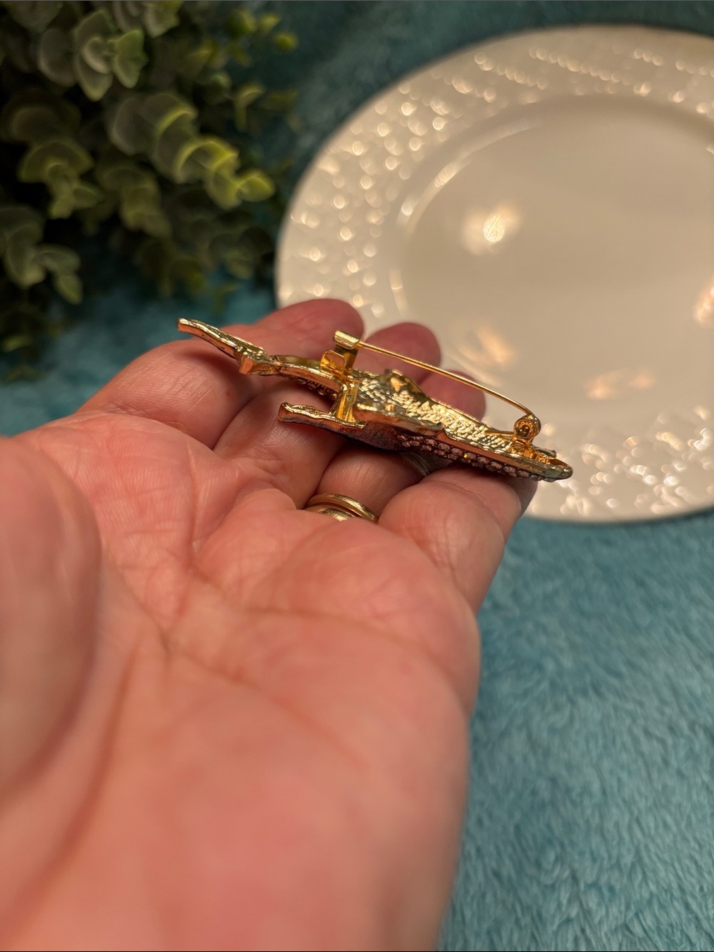 Beach Ocean Sea Life Crystal Encrusted Whale Brooch Pin NWT 2.75x1.75โ - Picture 13 of 15